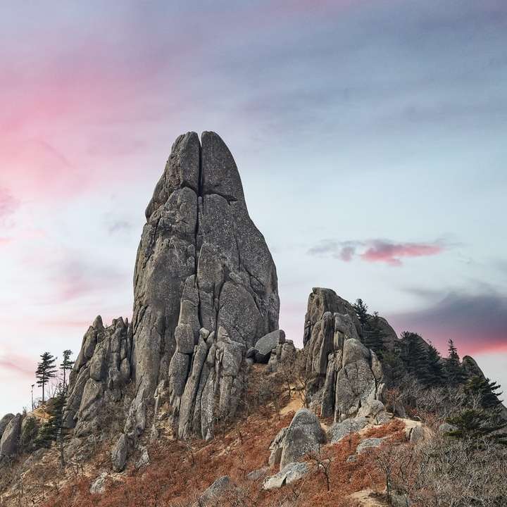hnědá skalnatá hora pod zamračenou oblohou během dne posuvné puzzle online