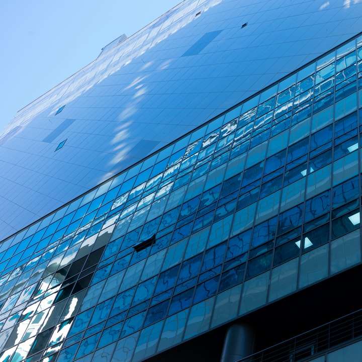 clădire cu zid de sticlă albastră și albă alunecare puzzle online