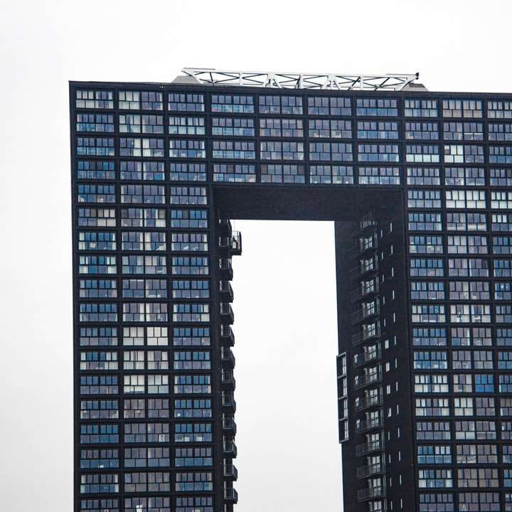 clădire înaltă, neagră, în timpul zilei alunecare puzzle online