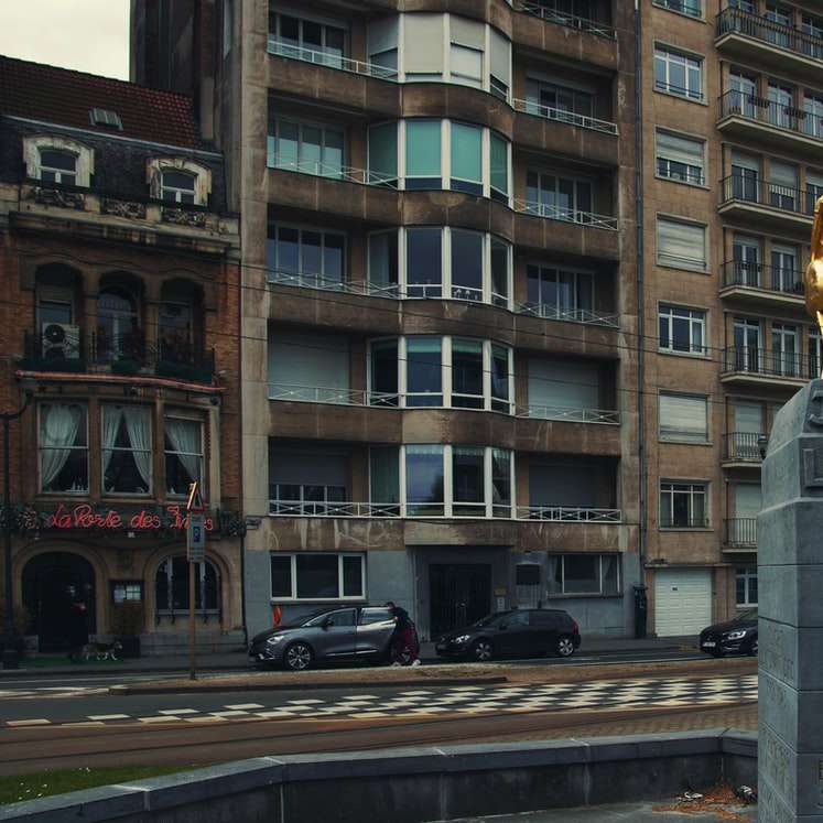 статуя от сив бетон близо до сграда от кафяв бетон плъзгащ се пъзел онлайн