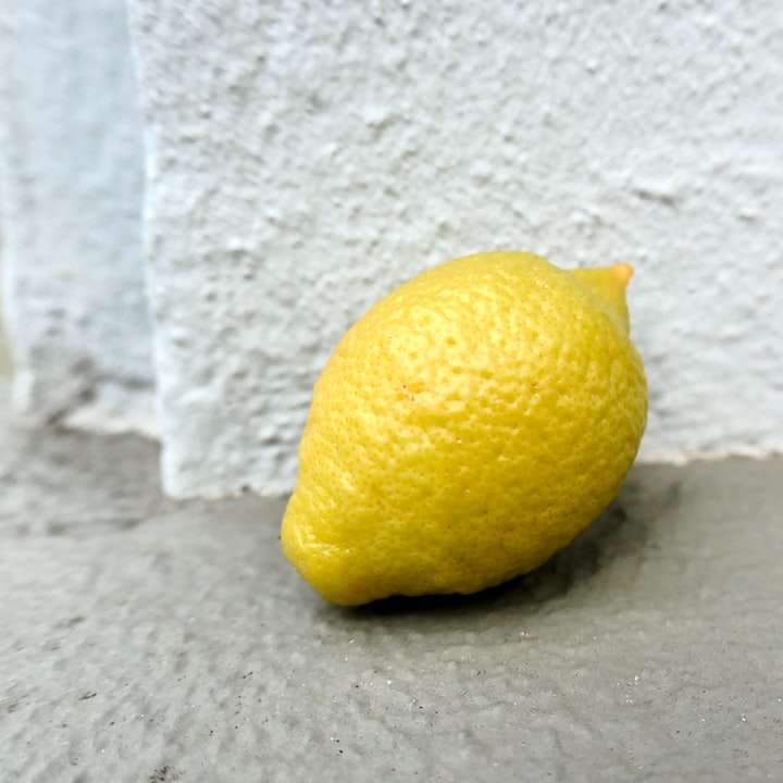 frutta gialla del limone sulla superficie bianca puzzle online