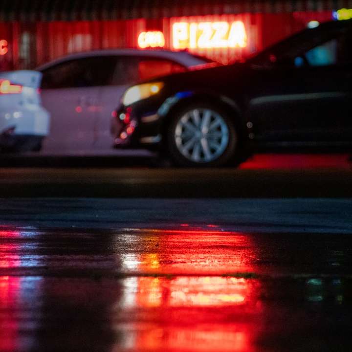 czarny sedan na drodze w porze nocnej puzzle przesuwne online