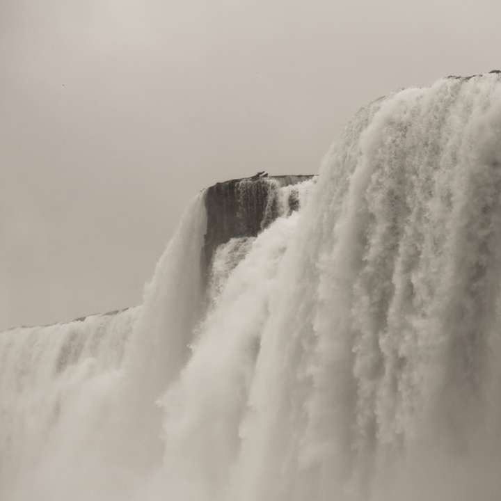 vita vattenfall under grå himmel glidande pussel online
