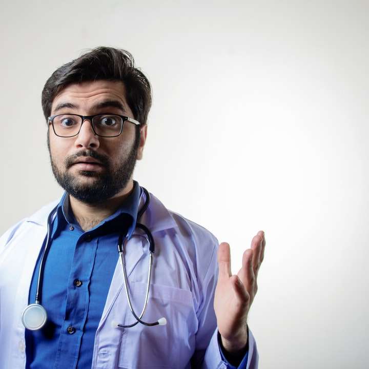 Homme en chemise boutonnée bleue portant des lunettes encadrées noires puzzle en ligne