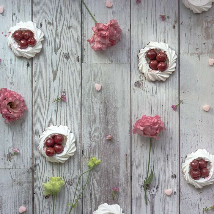 λευκά και κόκκινα τριαντάφυλλα σε γκρι ξύλινη επιφάνεια συρόμενο παζλ online