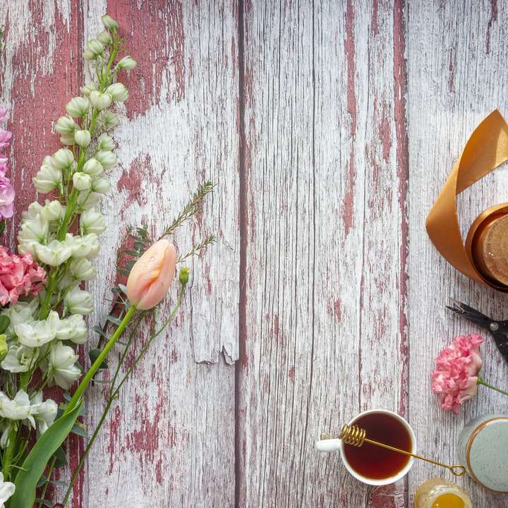 ροζ λουλούδι σε γκρι ξύλινη σανίδα συρόμενο παζλ online