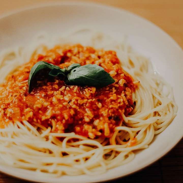 Spaghetti mit grünem Blatt auf weißer Keramikplatte Schiebepuzzle online