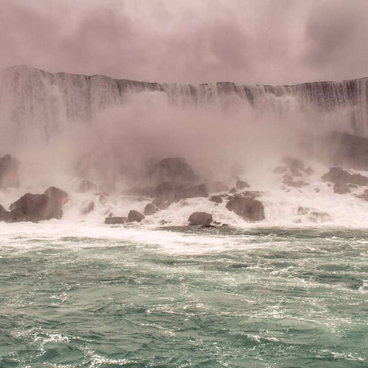 havsvågor som kraschar på stenar Pussel online