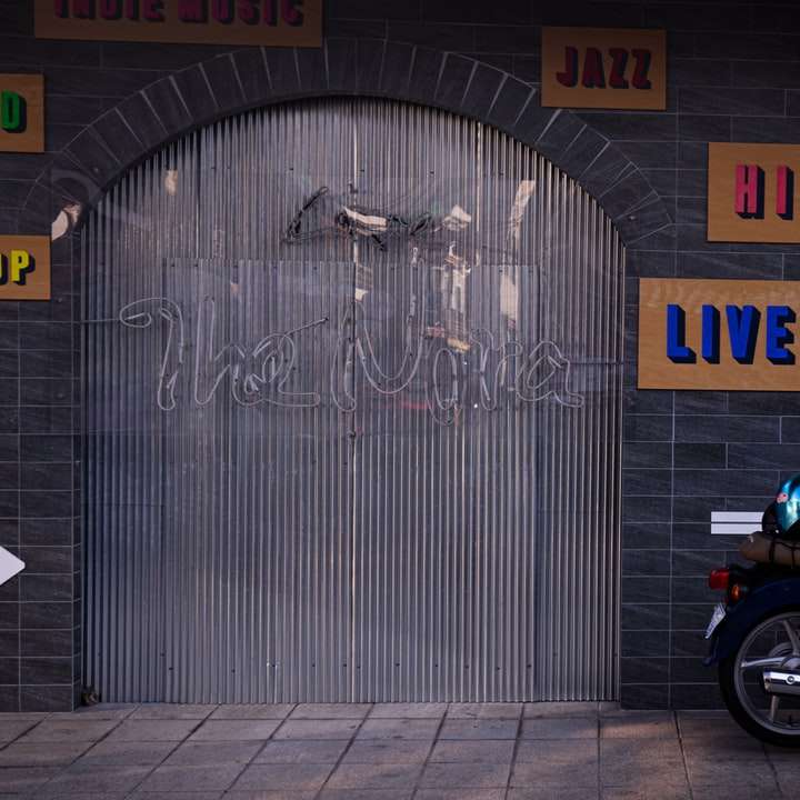 Motocicleta en blanco y negro estacionada junto a la pared marrón puzzle deslizante online