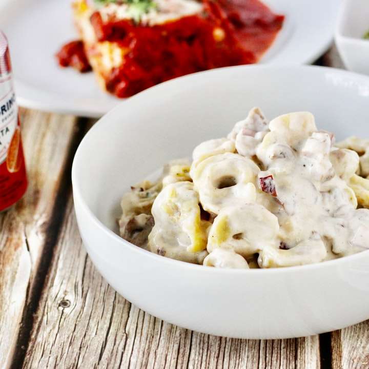 белые макароны на белой керамической тарелке онлайн-пазл