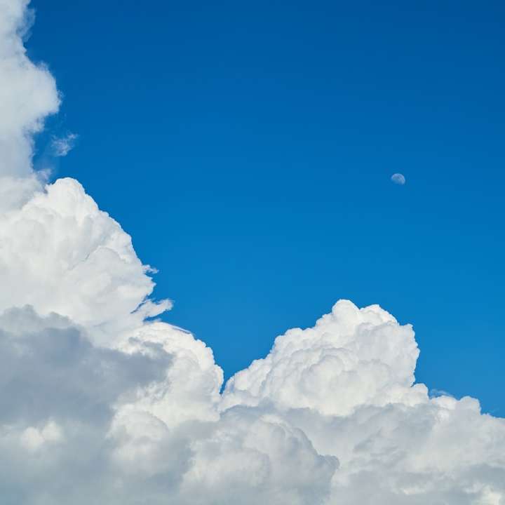 białe chmury i błękitne niebo w ciągu dnia puzzle przesuwne online