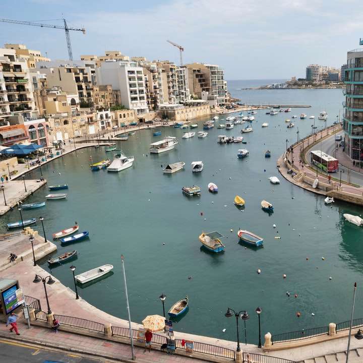 vista aérea de barcos no mar perto de edifícios da cidade puzzle deslizante online