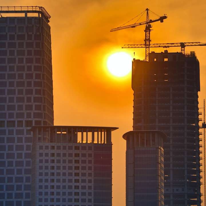 biało-czarny budynek podczas zachodu słońca puzzle przesuwne online