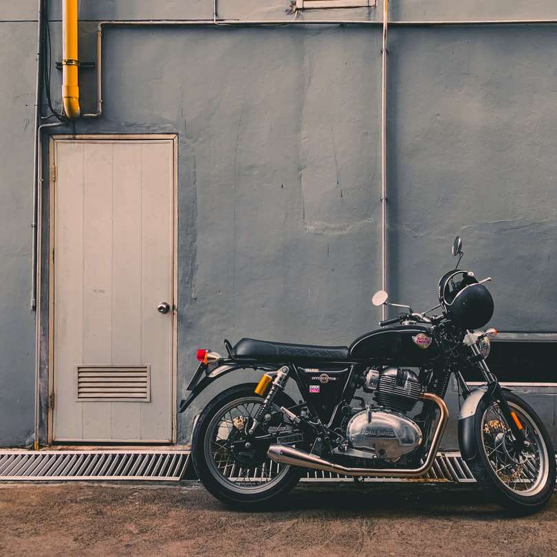 черен и сребърен мотоциклет с крайцери онлайн пъзел