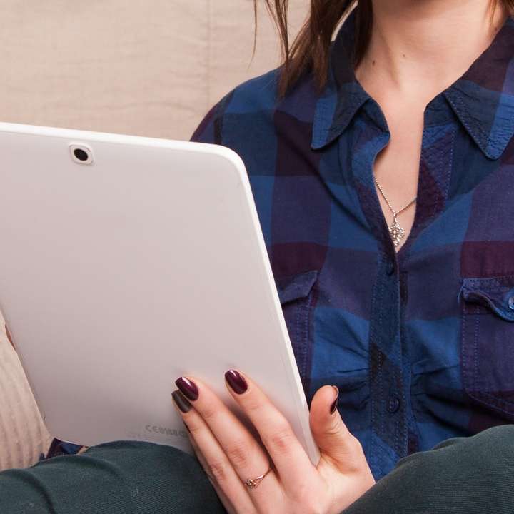 Frau in blauer Jeansjacke mit Knöpfen Online-Puzzle