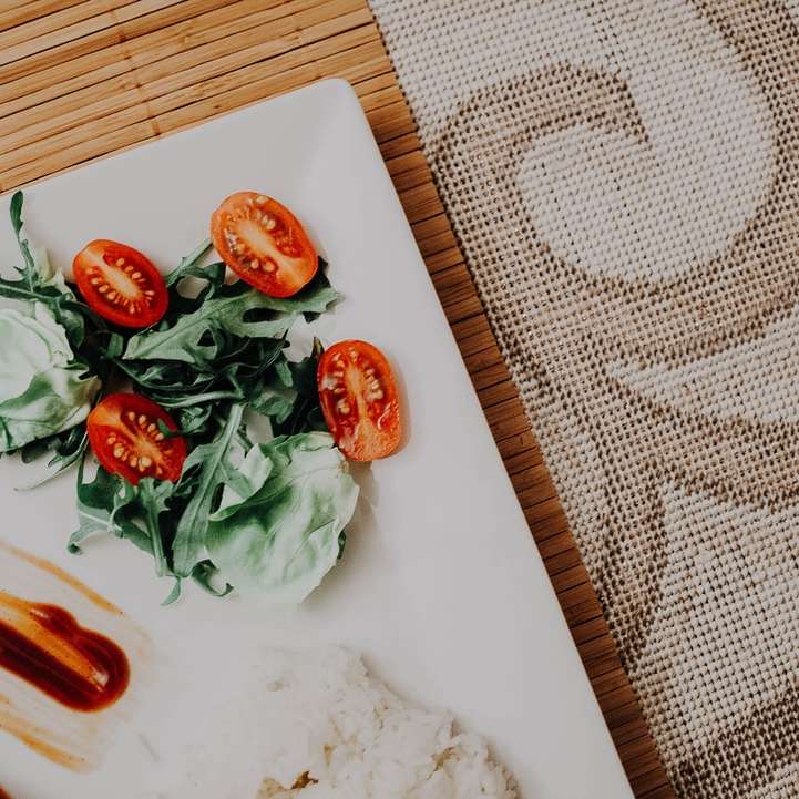 pomodoro rosso e verdura verde sul piatto in ceramica bianca puzzle scorrevole online