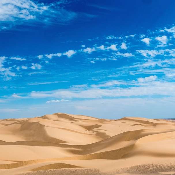 коричневый песок под голубым небом в дневное время онлайн-пазл