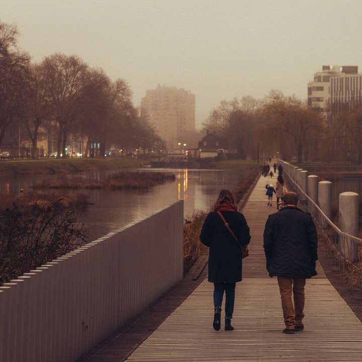 fekete kabátot és fekete nadrágot hídon sétáló férfi online puzzle