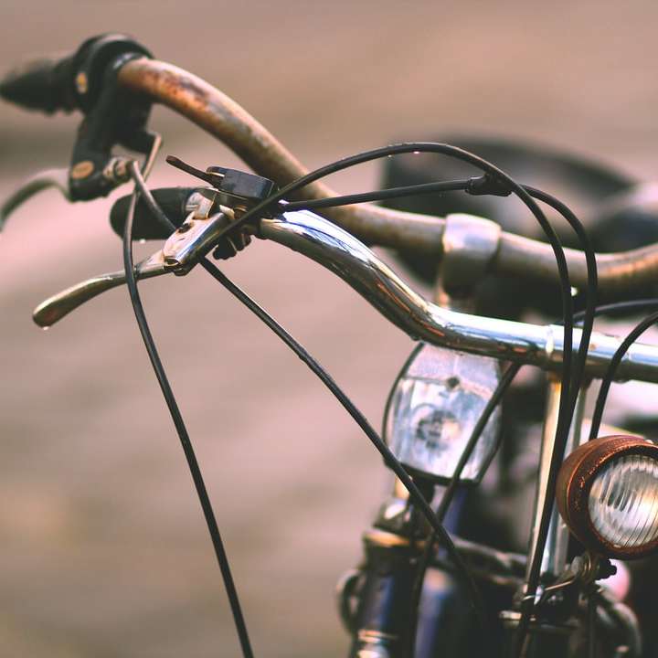 чорно-коричневий велосипед у крупним планом фотографії онлайн пазл