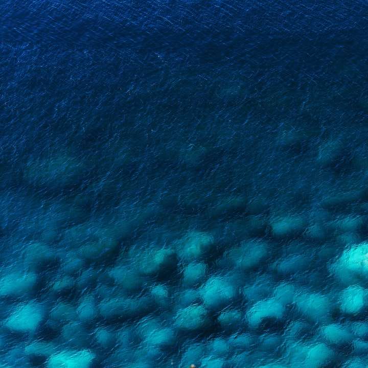 Flygfoto över blå havsvatten under dagtid Pussel online