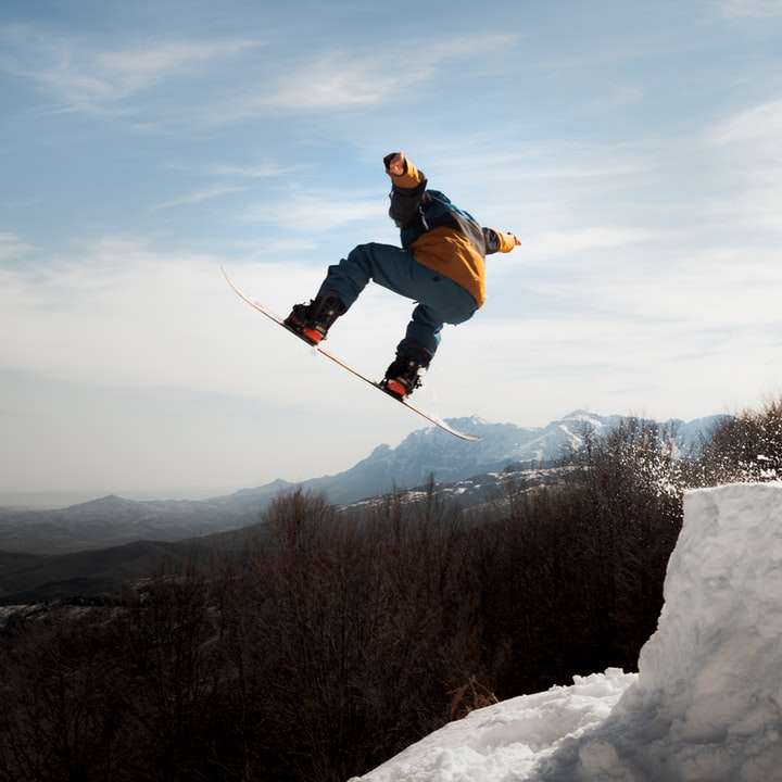 muž v modré bundě a černé kalhoty na koni lyžařské čepele online puzzle