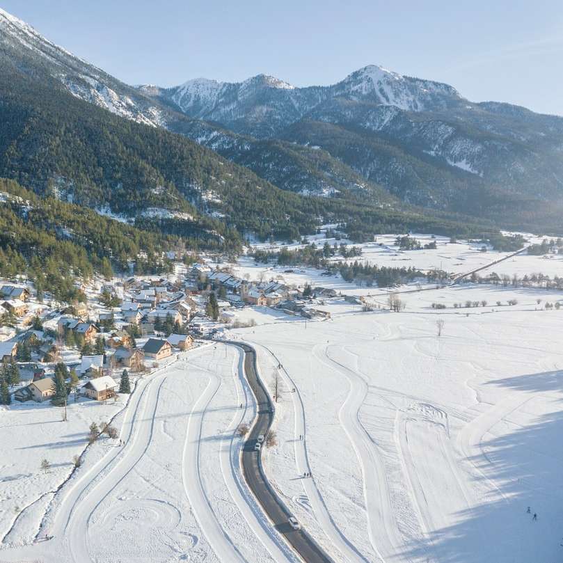 pokryte śniegiem góry w ciągu dnia puzzle przesuwne online