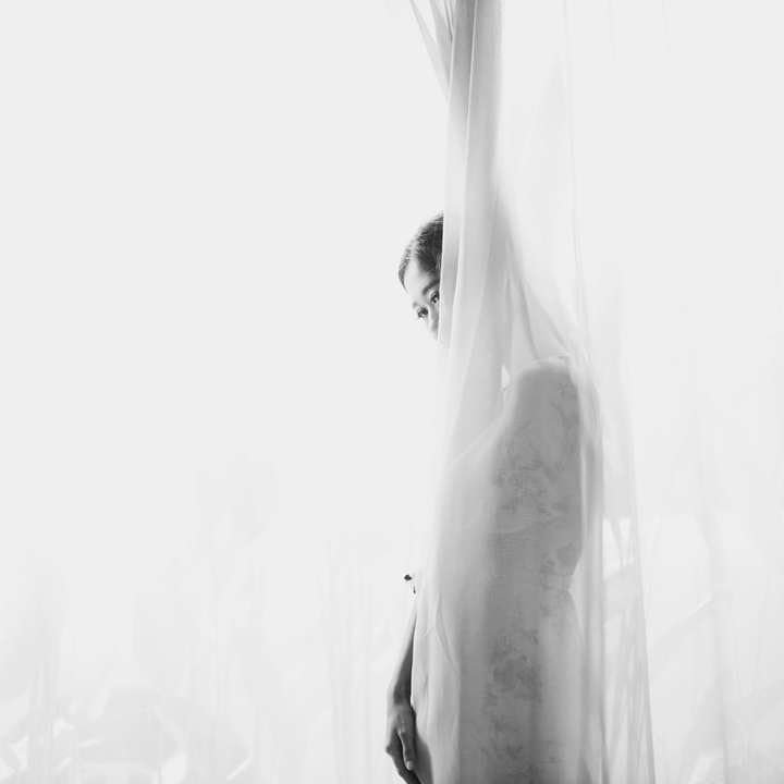 grijswaardenfoto van vrouw in witte jurk online puzzel