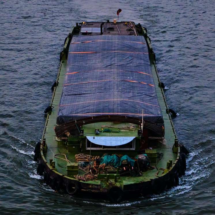 зелена и кафява лодка по море през деня плъзгащ се пъзел онлайн