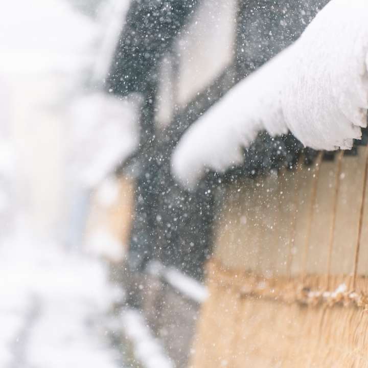 śnieg na brązowy drewniany płot puzzle przesuwne online