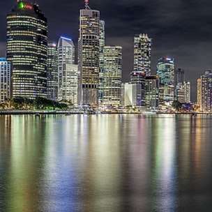 skyline della città durante la notte puzzle scorrevole online