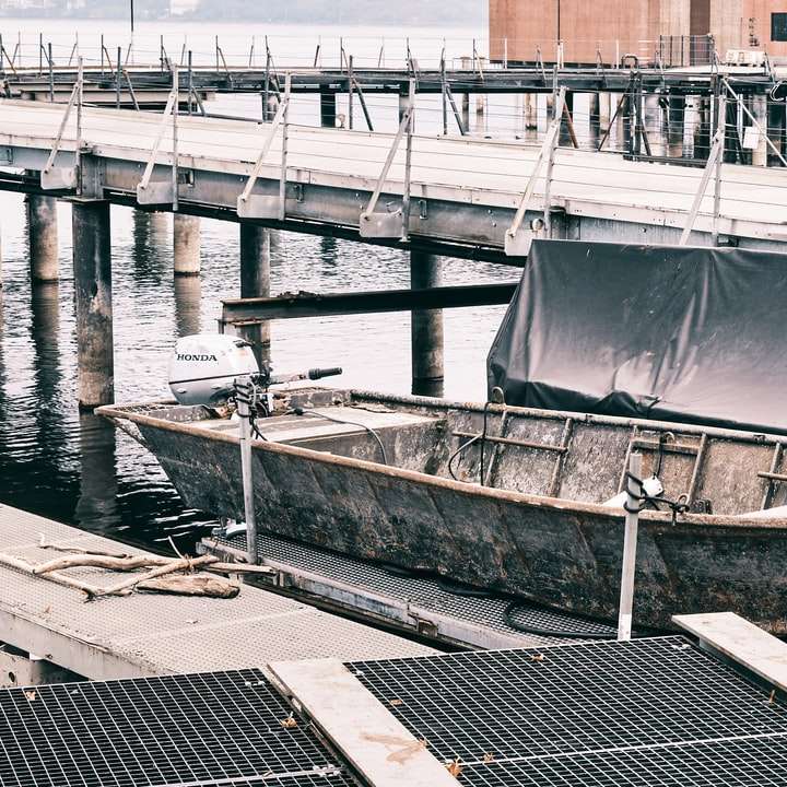 braunes Holzboot auf dem Wasser während des Tages Schiebepuzzle online