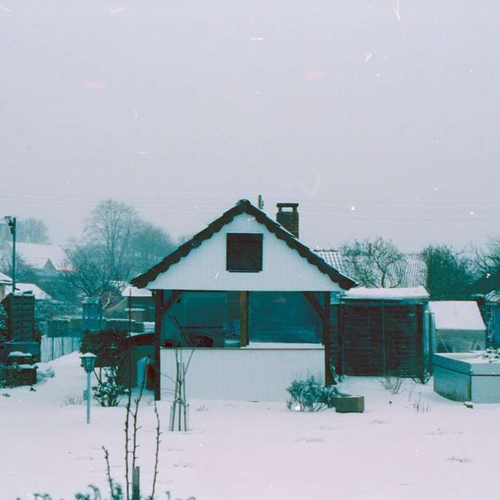 bruin houten huis op besneeuwde grond overdag schuifpuzzel online
