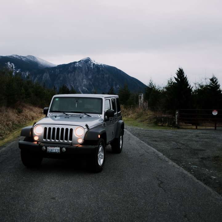 jeep wrangler alb pe drum alunecare puzzle online