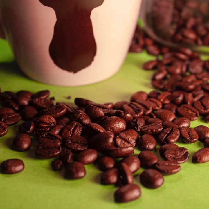 Granos de café marrón en taza de cerámica blanca rompecabezas en línea