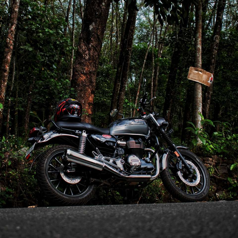 motocicleta preta e prata na floresta puzzle deslizante online