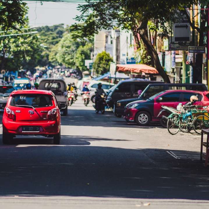 mașină roșie pe drum în timpul zilei puzzle online