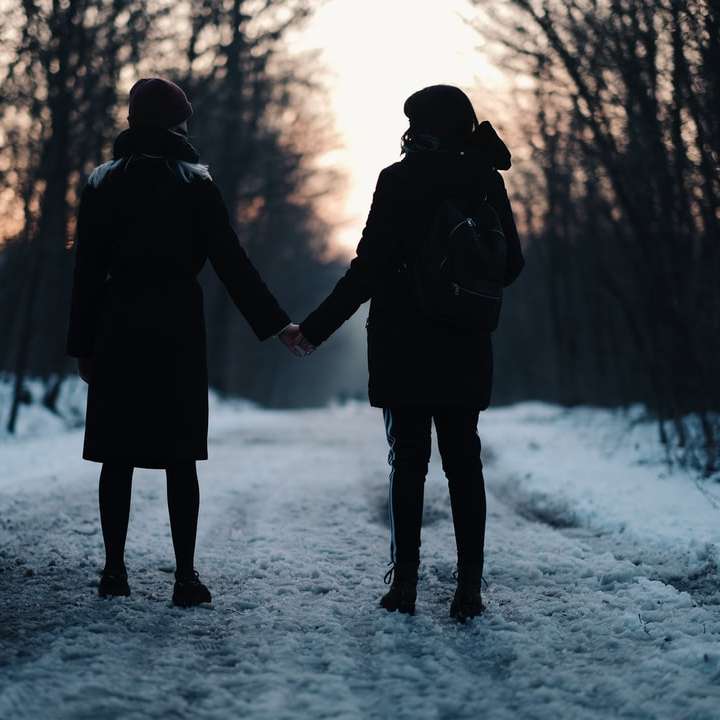 mężczyzna i kobieta trzymając się za ręce podczas chodzenia puzzle przesuwne online