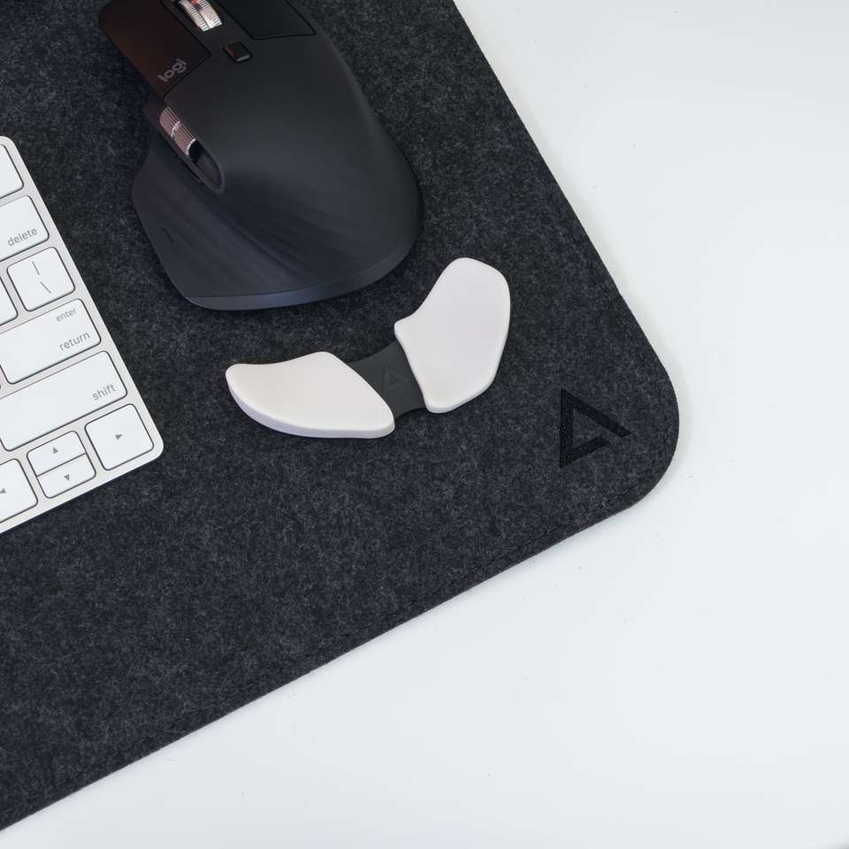 mouse senza fili nero su tappetino per mouse nero puzzle online