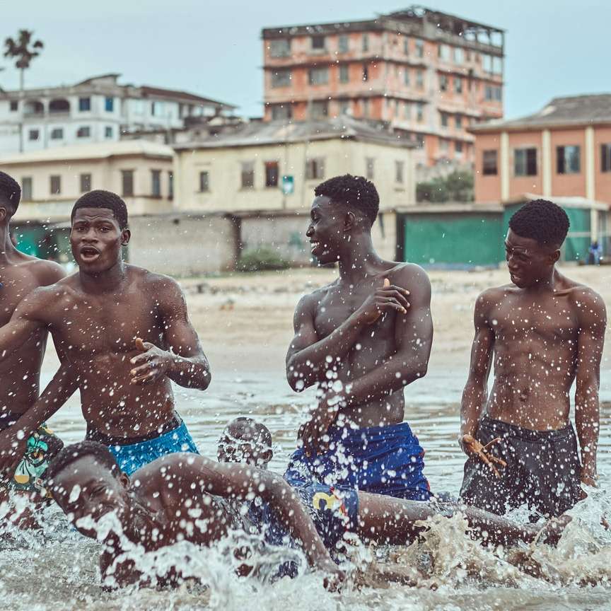 3 chłopców bawiących się na wodzie w ciągu dnia puzzle przesuwne online