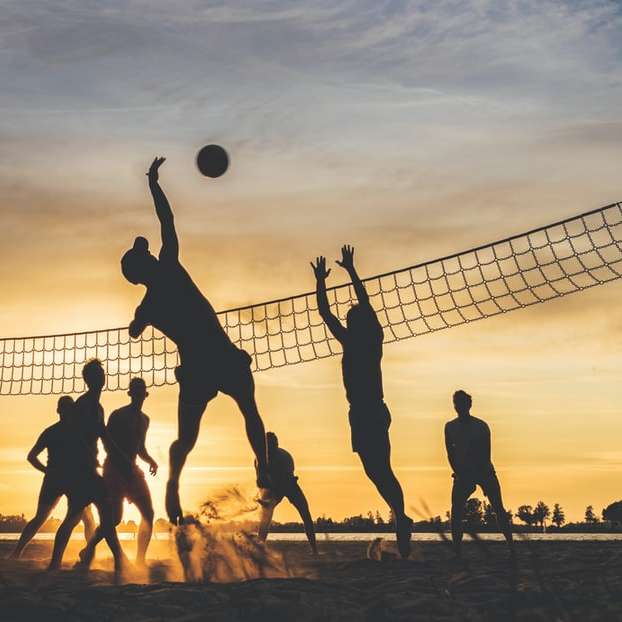 silhueta de pessoas jogando basquete durante o pôr do sol puzzle online