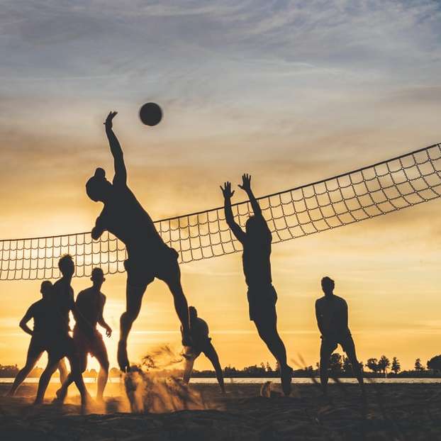 silhouette de personnes jouant au basket pendant le coucher du soleil puzzle en ligne