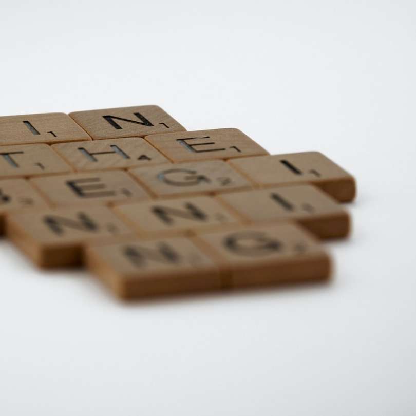 Blocs de bois marron sur surface blanche puzzle coulissant en ligne