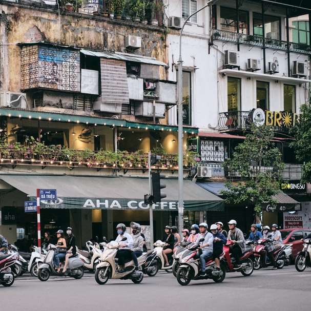 lidé jedoucí na motocyklu na silnici poblíž budovy online puzzle