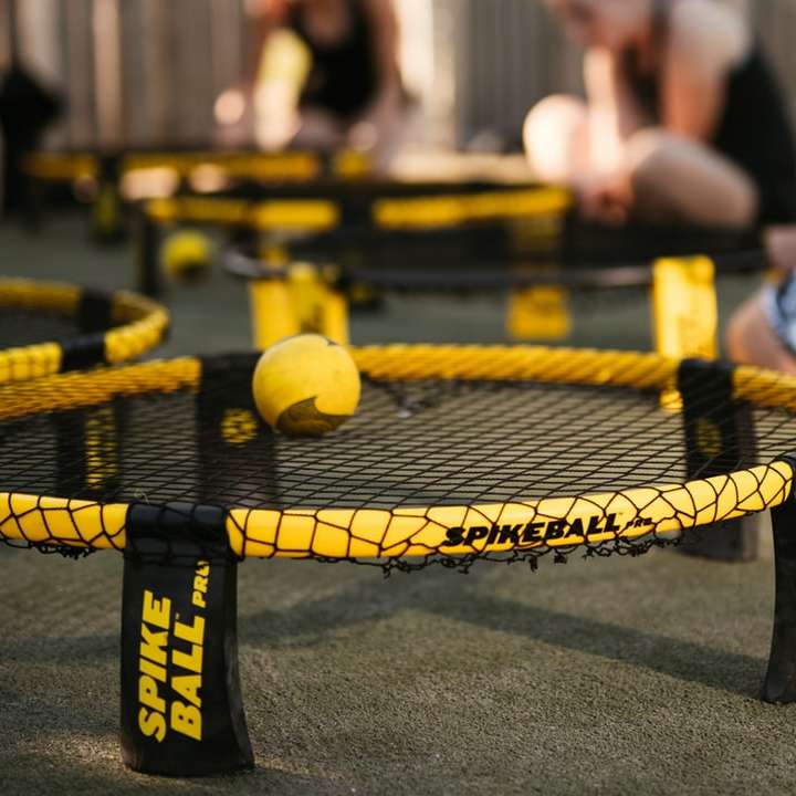 желтый теннисный мяч на черно-желтом батуте онлайн-пазл