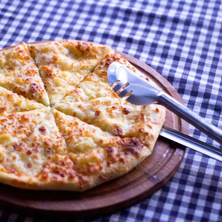 πίτσα σε καφέ ξύλινο δίσκο συρόμενο παζλ online