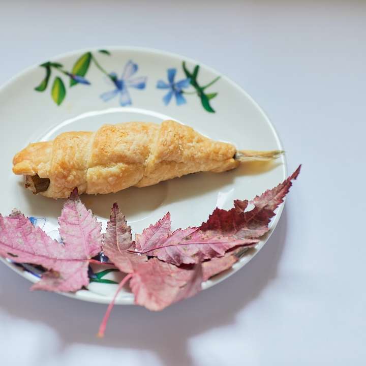 хлеб на бело-красной цветочной керамической тарелке онлайн-пазл