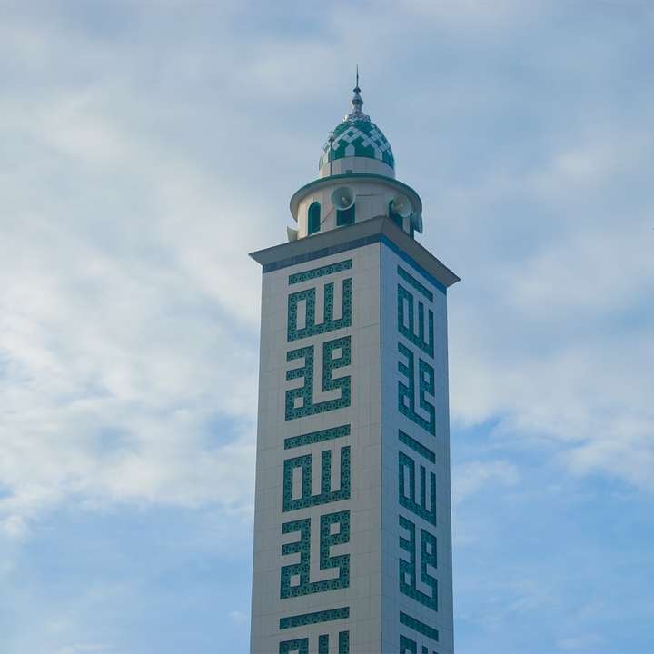 Immeuble de grande hauteur bleu et blanc sous le ciel bleu puzzle coulissant en ligne