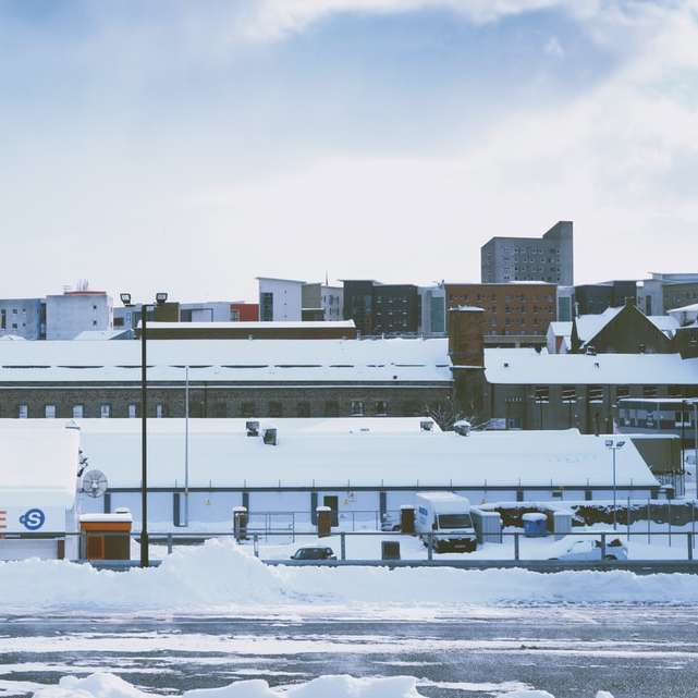 雪に覆われた地面に白と青の建物 オンラインパズル