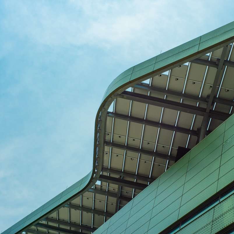 зелено и черно стъклено оградено здание под синьо небе плъзгащ се пъзел онлайн