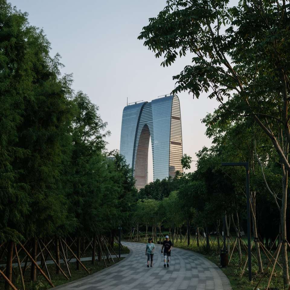 emberek séta a parkban, zöld fák közelében, nappal online puzzle